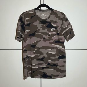 Nike Sportswear Brown Camo Logo Men’s Tee. Medium.